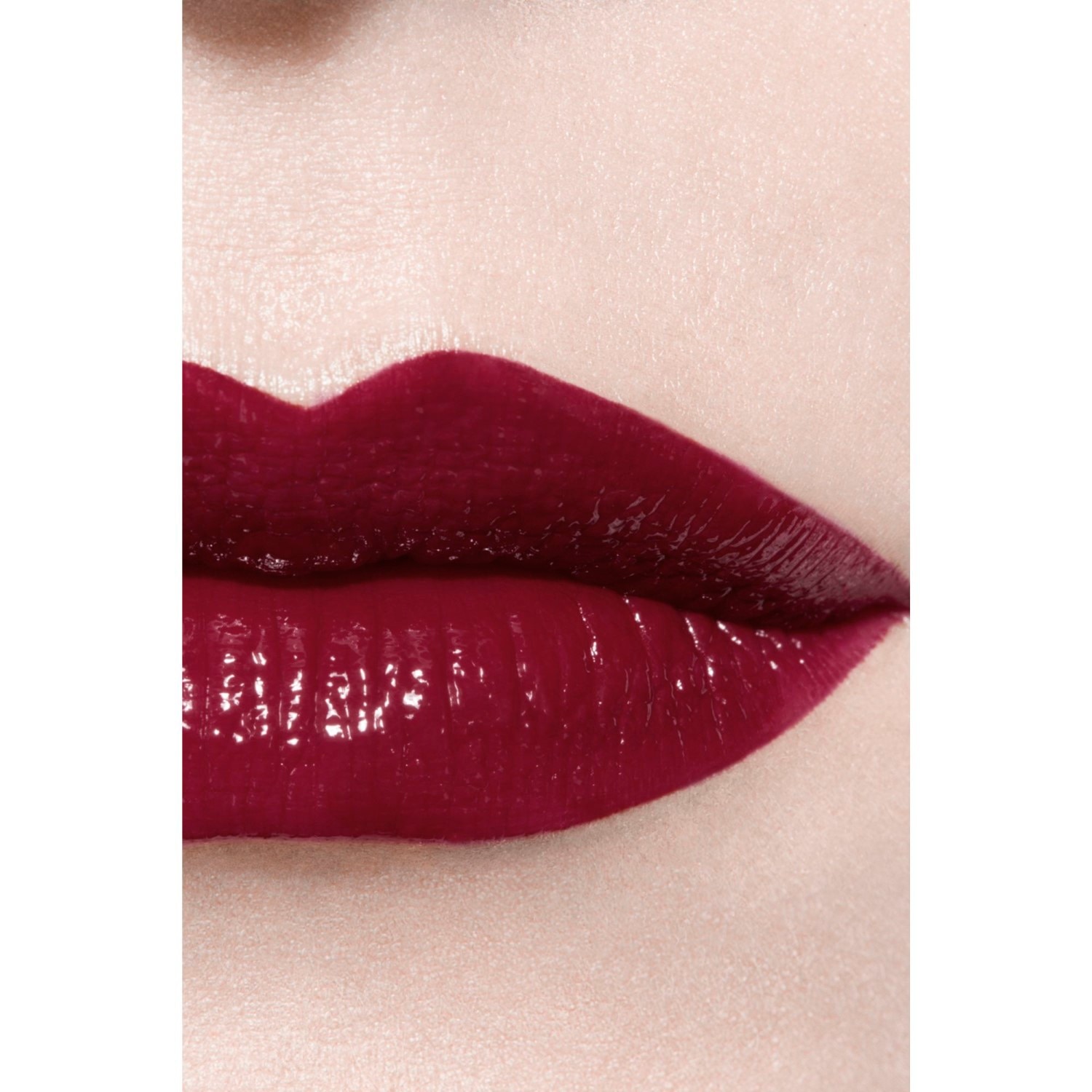 LA BARRA DE LABIOS LÍQUIDA BRILLANTE DE LARGA DURACIÓN